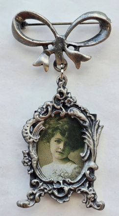 Pewter Frame Brooch - Oval Shape with Ribbon Bow